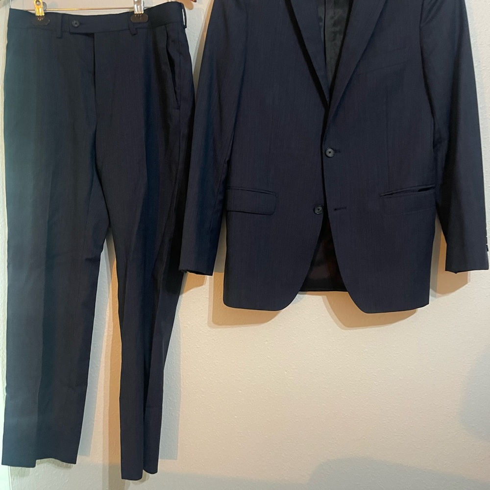 This is a DKNY men’s suit the jacket is 38 regular and pants are 31x30